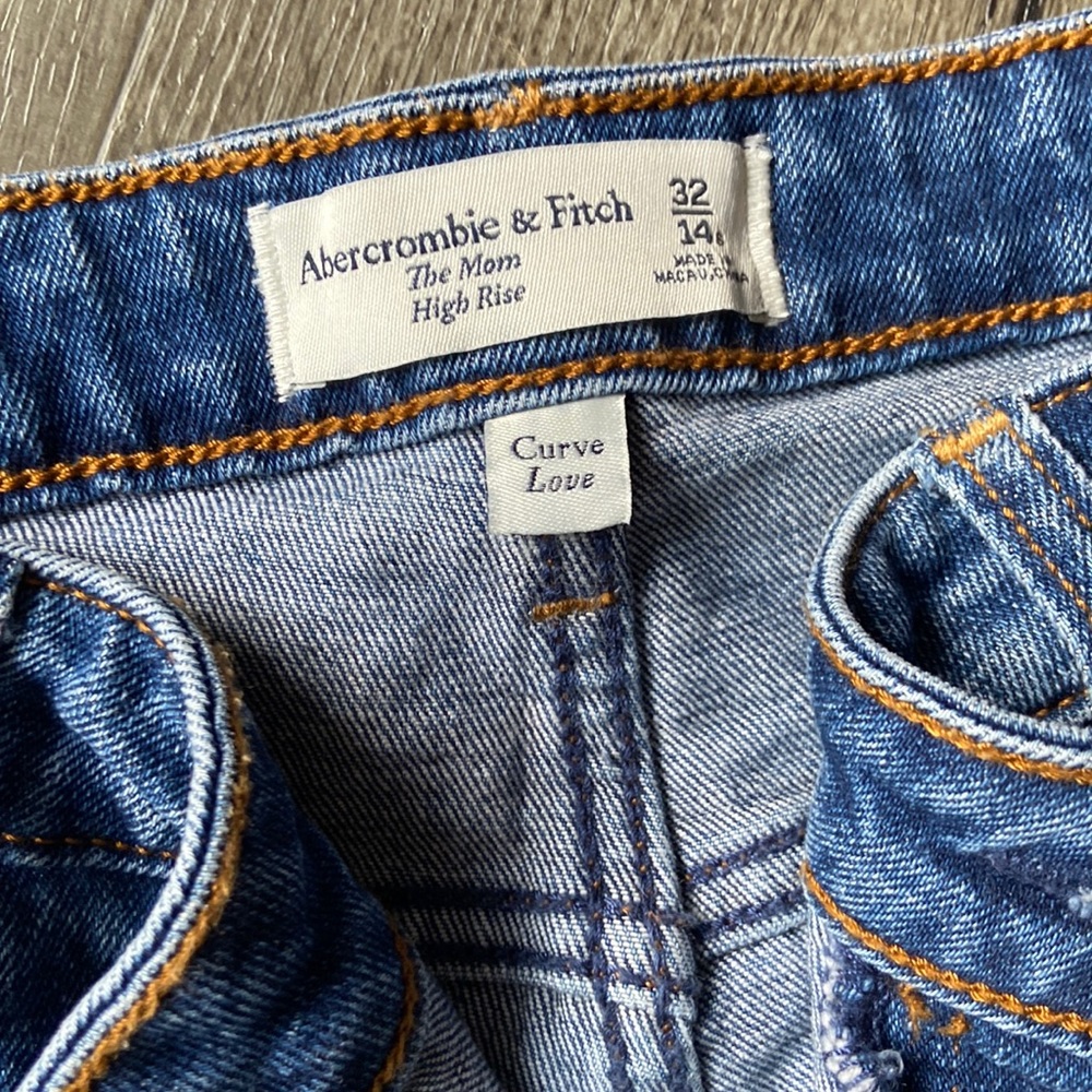 Abercrombie & Fitch Curve Love High Rise Mom Jean SHORT